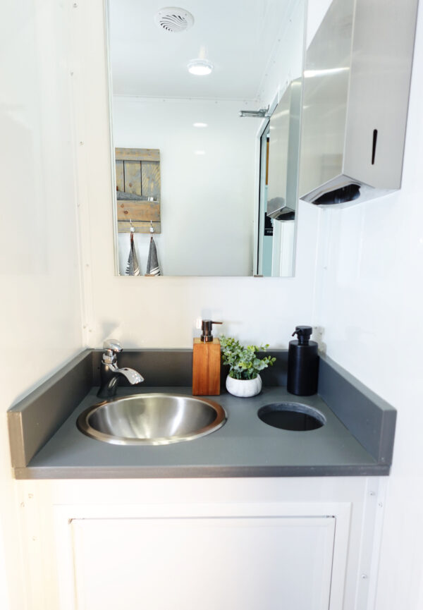 EcoComfort 4-Station Mobile Restroom T